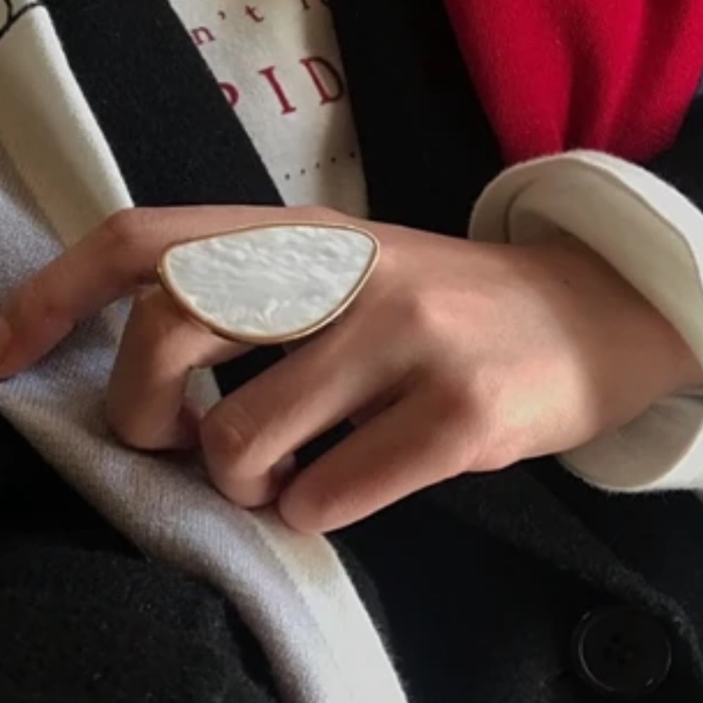 Geometric Oversized Faux Pearl Resin Ring - Picture 5 of 9